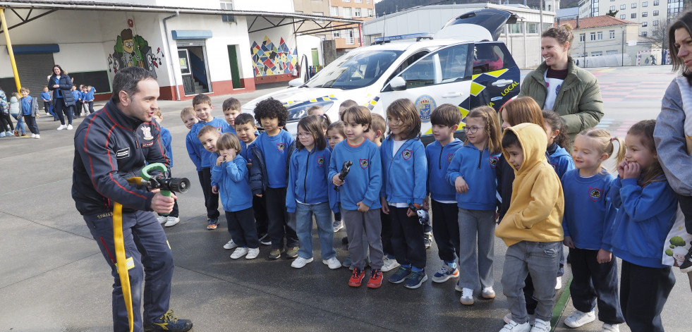 Las imágenes de la visita escolar del Speis de Narón y la Policía a la Jorge Juan de Xuvia