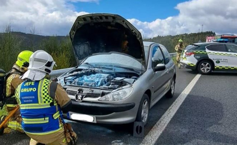 Arde un vehículo en la AG-64