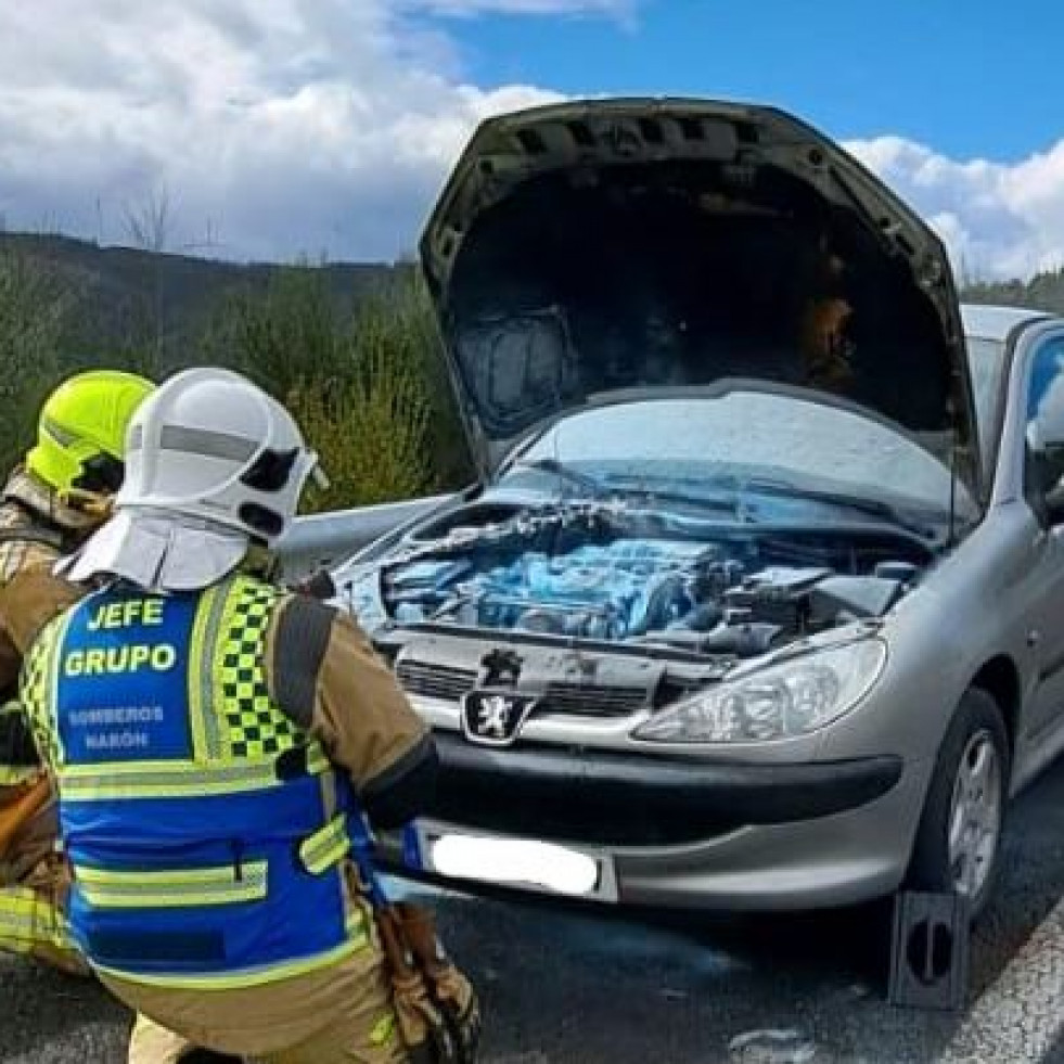 Arde un vehículo en la AG-64