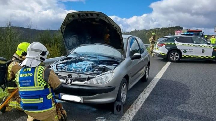 Arde un vehículo en la AG-64