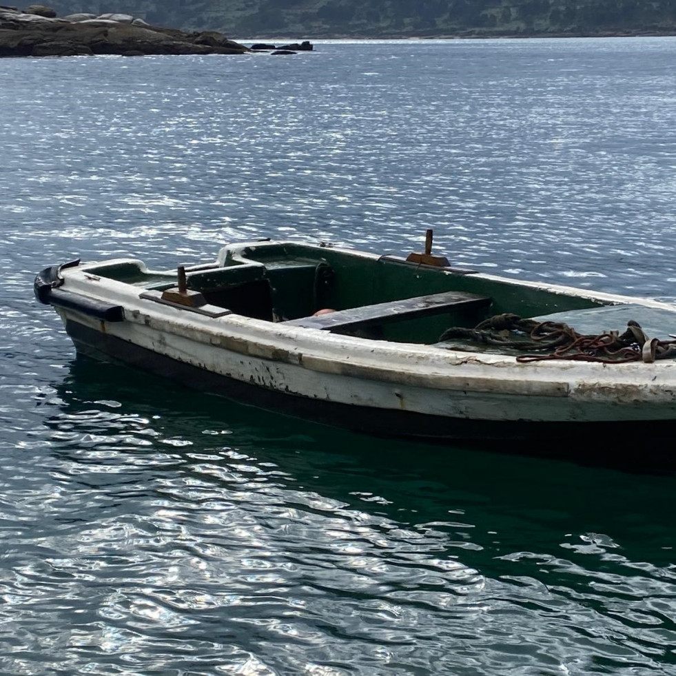 Gardacostas retira una embarcación a la deriva que volcó en el puerto exterior de Ferrol