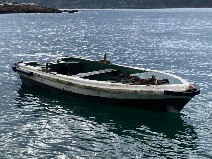 Gardacostas retira una embarcación a la deriva que volcó en el puerto exterior de Ferrol