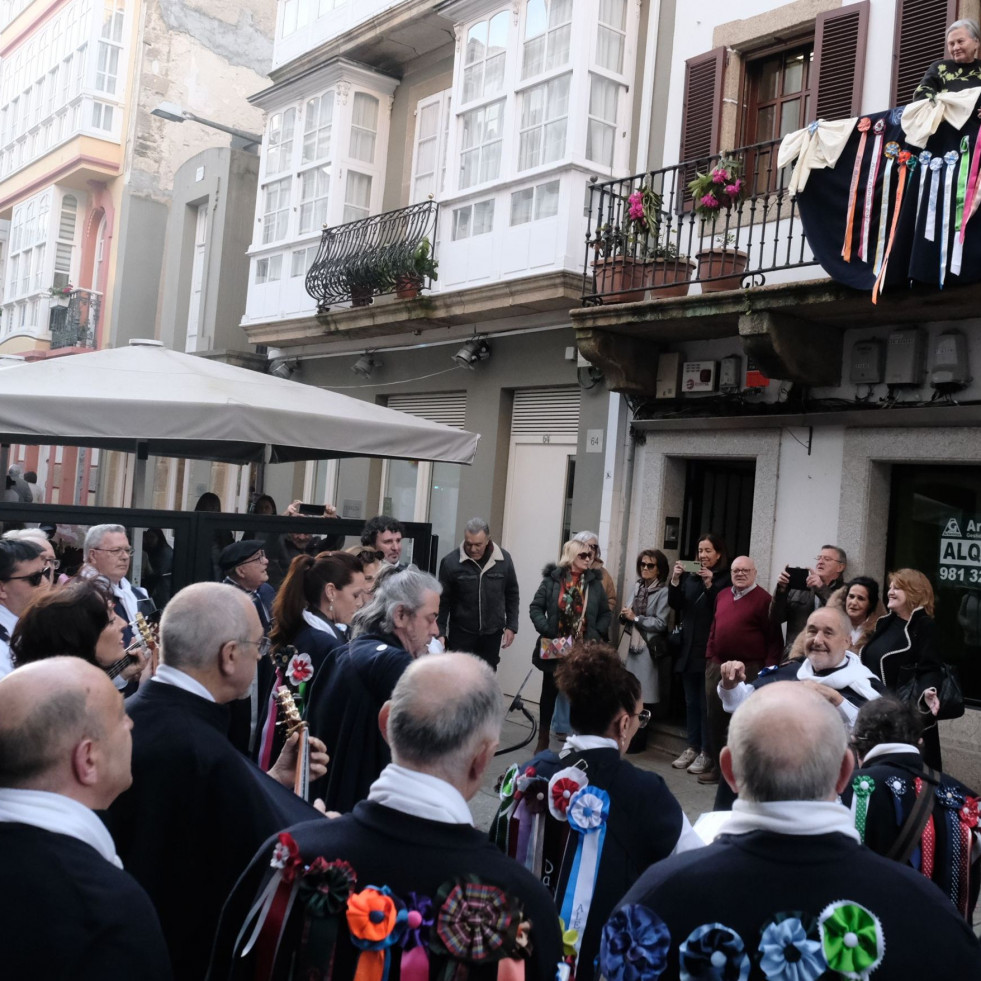 La tradición se hizo canción en Ferrol con la ronda por la Noite das Pepitas