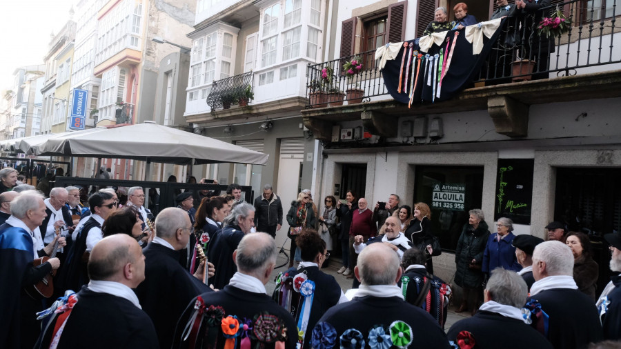 La tradición se hizo canción en Ferrol con la ronda por la Noite das Pepitas