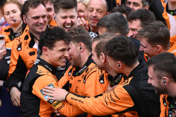 Melbourne (Australia), 16/03/2025.- Lando Norris (L) of McLaren celebrates winning the Australian Formula One Grand Prix at Albert Park in Melbourne, Victoria, Australia, 16 March 2025. (Fórmula Uno)