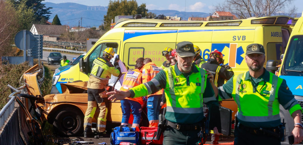 Fallece una mujer en un grave accidente entre un coche y un autobús de turistas en Barrantes