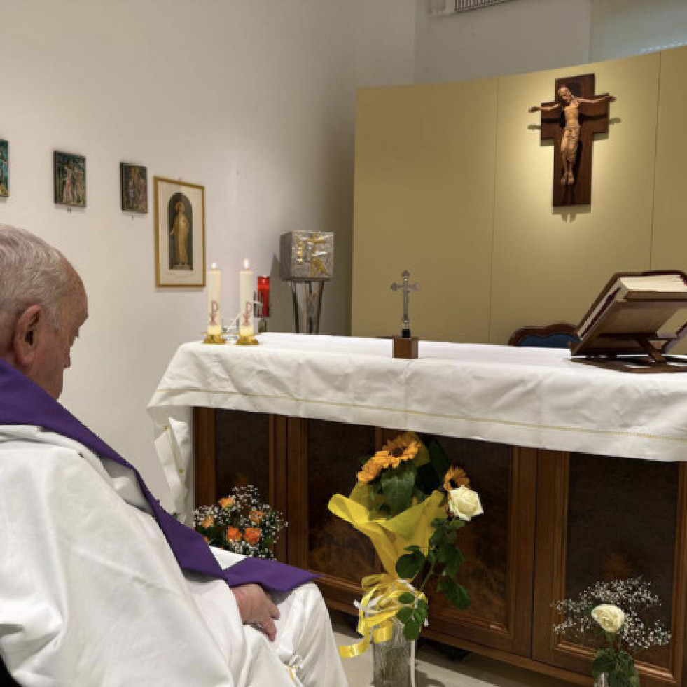 El Vaticano difunde la primera foto del papa desde su hospitalización