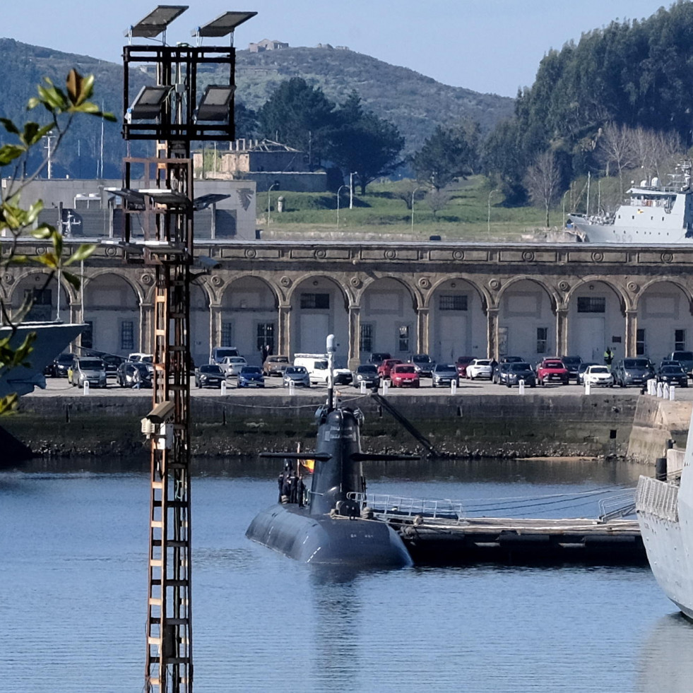 Estudiantes de las escuelas navales de Ferrol conocen el submarino “Isaac Peral”