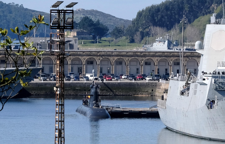 Estudiantes de las escuelas navales de Ferrol conocen el submarino “Isaac Peral”