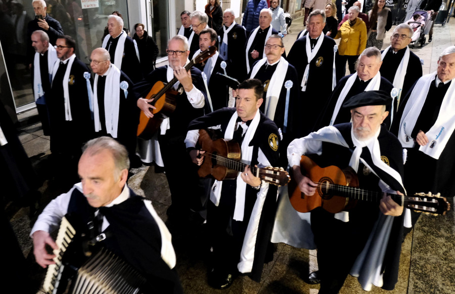 Varias agrupaciones salen de ronda en Ferrol la noche de las Pepitas, reivindicando la jornada de fiesta