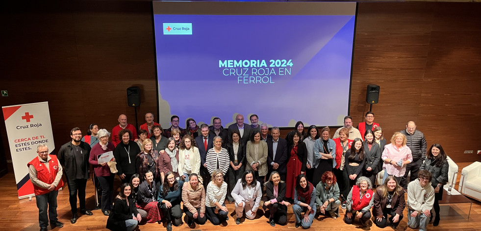 Las imágenes de la gala anual de Cruz Roja Ferrol, con presentación de cuentas y homenaje a voluntarios y socios