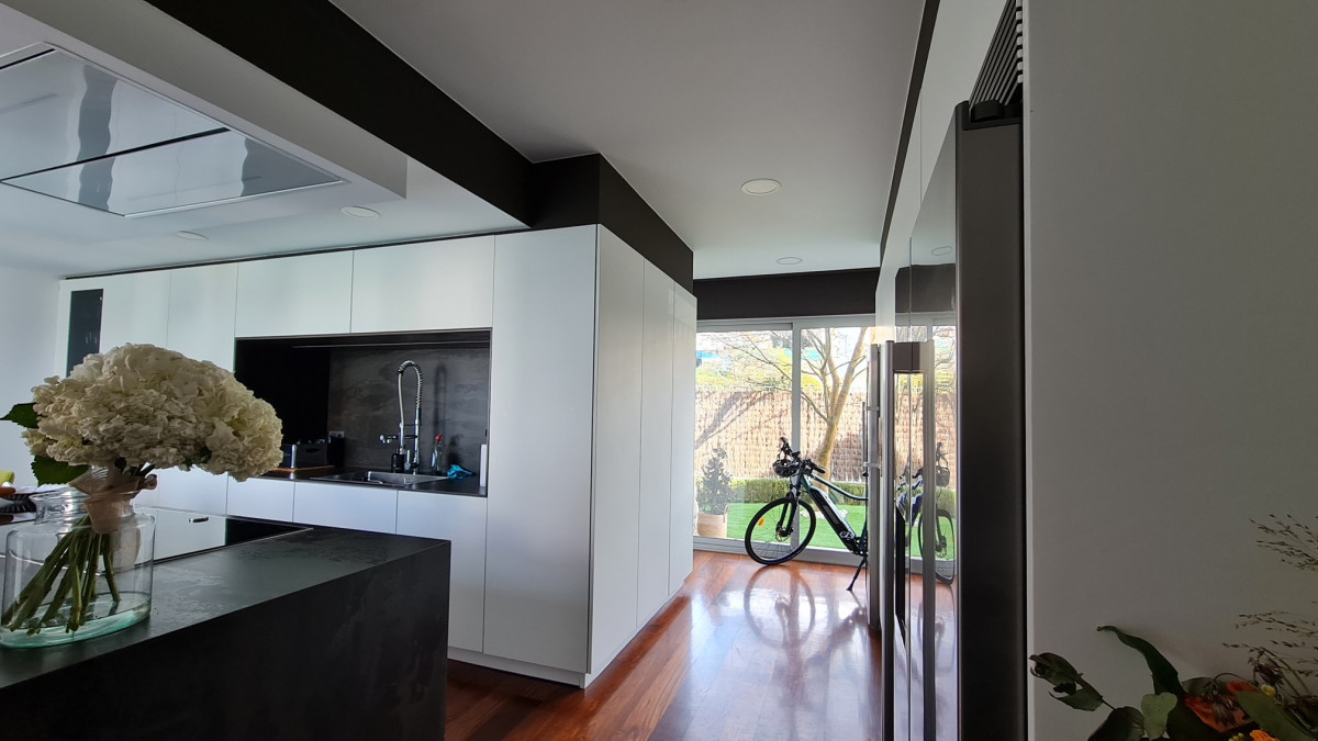 Elegancia y contraste en esta cocina moderna, donde el blanco y el negro se combinan a la perfecciou0301n. I ZEBRANO