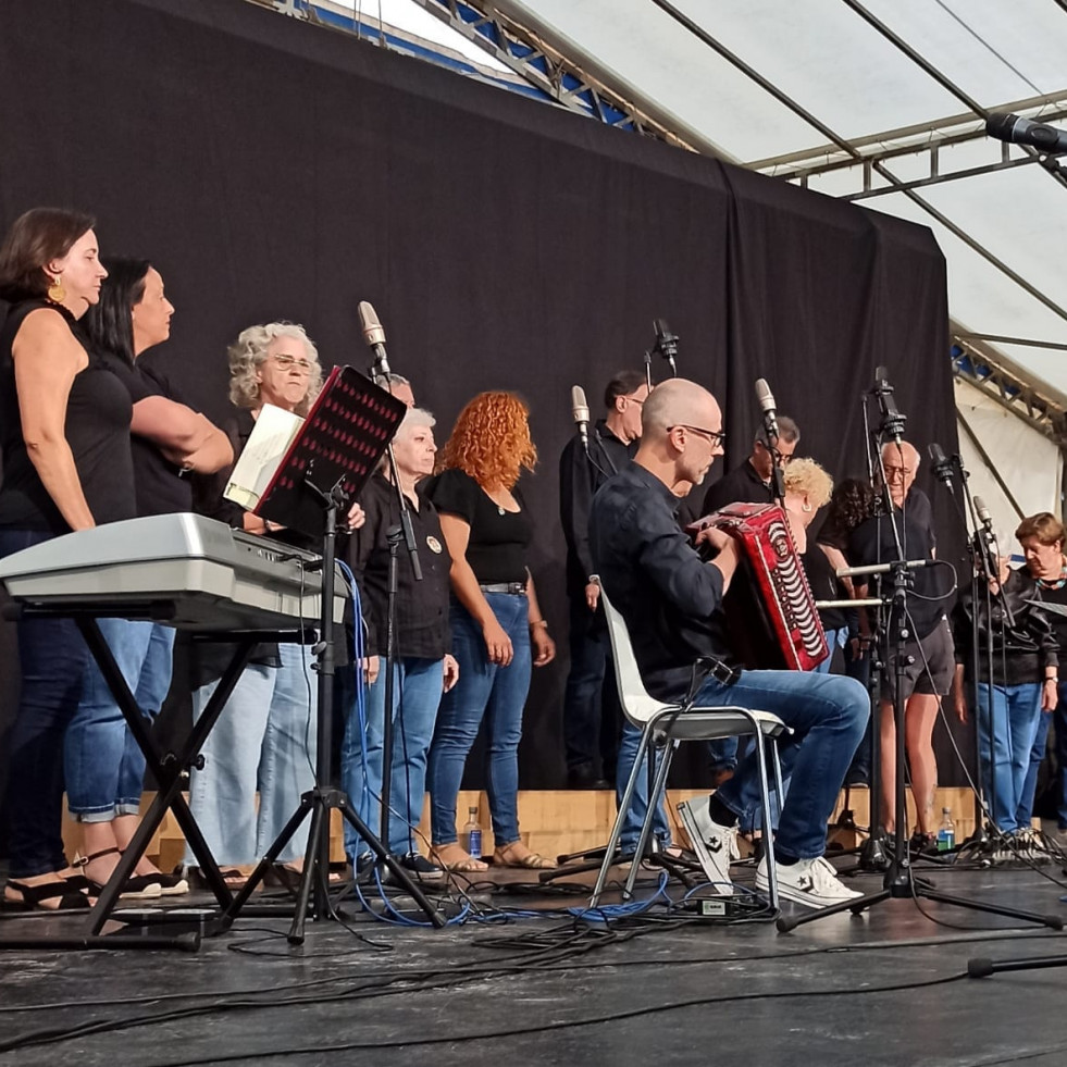 Tres corales se unen en el Festival de Corais que organiza Airiños de Fene en Sillobre