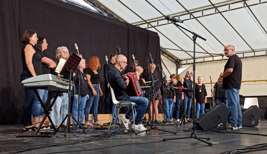 Tres corales se unen en el Festival de Corais que organiza Airiños de Fene en Sillobre