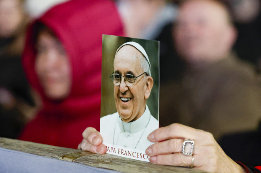 El papa se asomará a la ventana del hospital este domingo