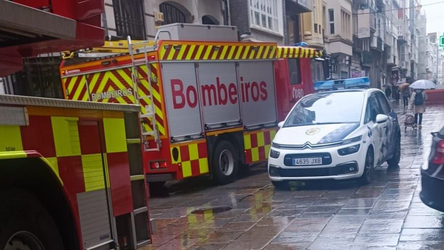 Despliegue de efectivos en A Magdalena por una inundación en un bajo de Ferrol