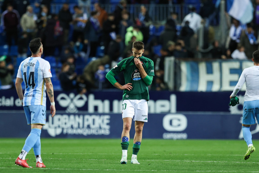 El Racing de Ferrol, devorado por el lobo malagueño