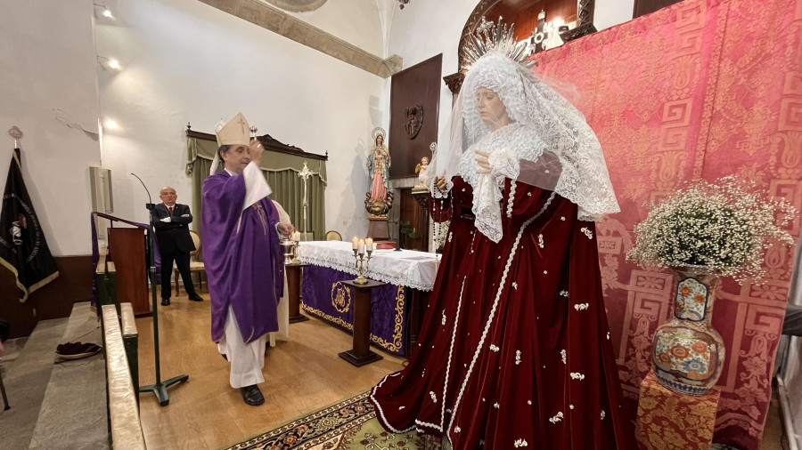 El obispo dio la bendición a la nueva imagen de la Virgen de los Desamparados en Esteiro