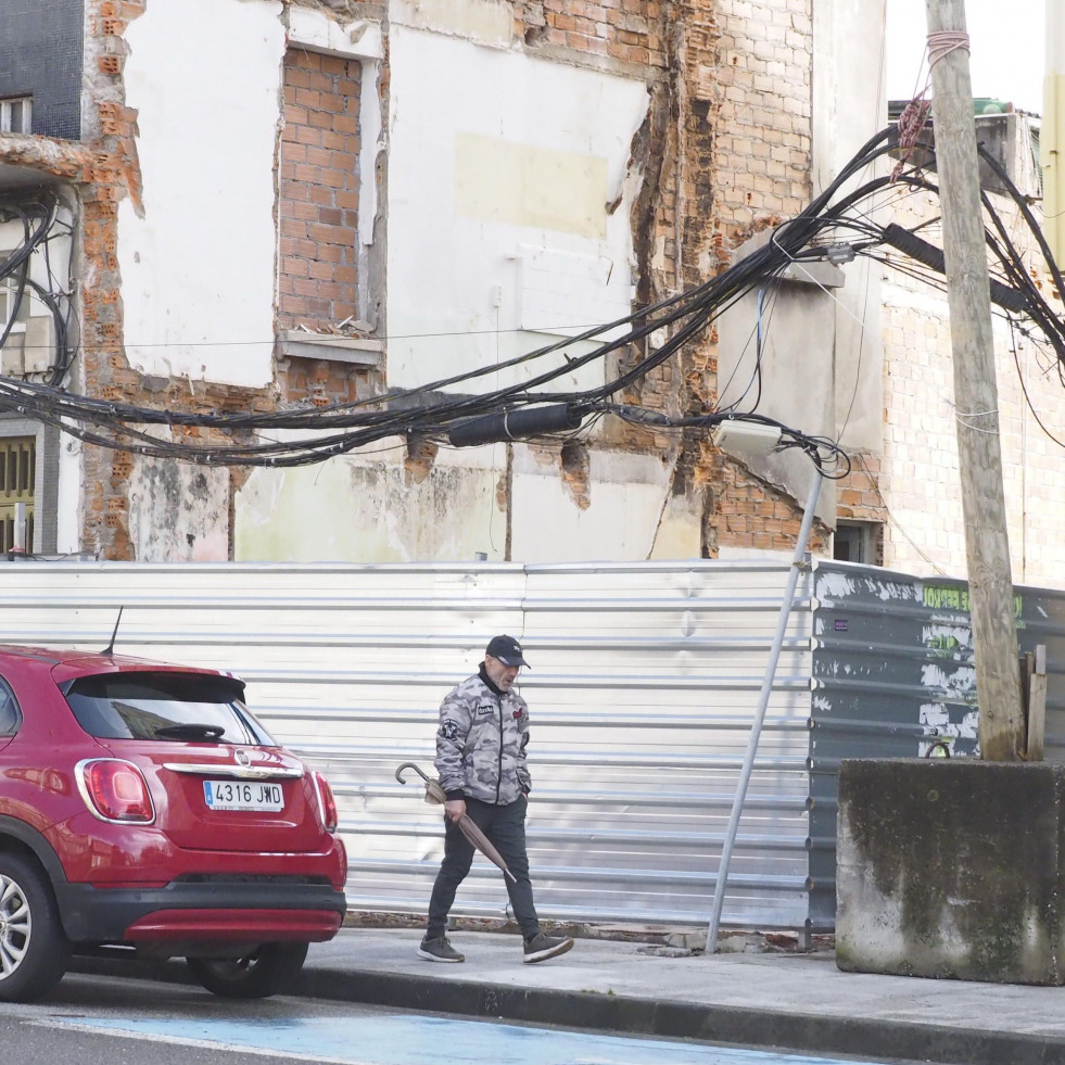 Vecinos de Santa Mariña piden celeridad en la retirada de cables y elementos de la casa derribada