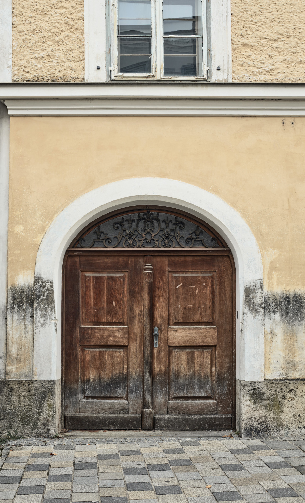 Vista de la puerta de la casa de Hitler