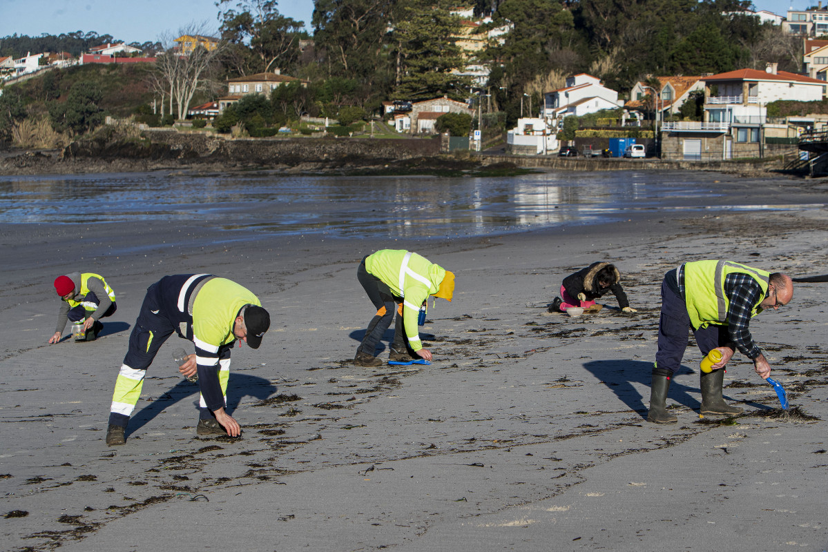 Du00eda soleado para la recogida de 'pellets' de plu00e1stico en la Playa de A Madorra en Nigru00e1n @ EFE