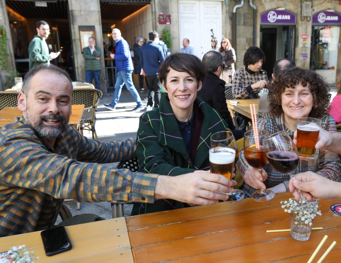 Ana Pontu00f3n se toma un vermu00fa con amigos en Santiago en la jornada de reflexiu00f3n @EFE Xou00e1n Rey