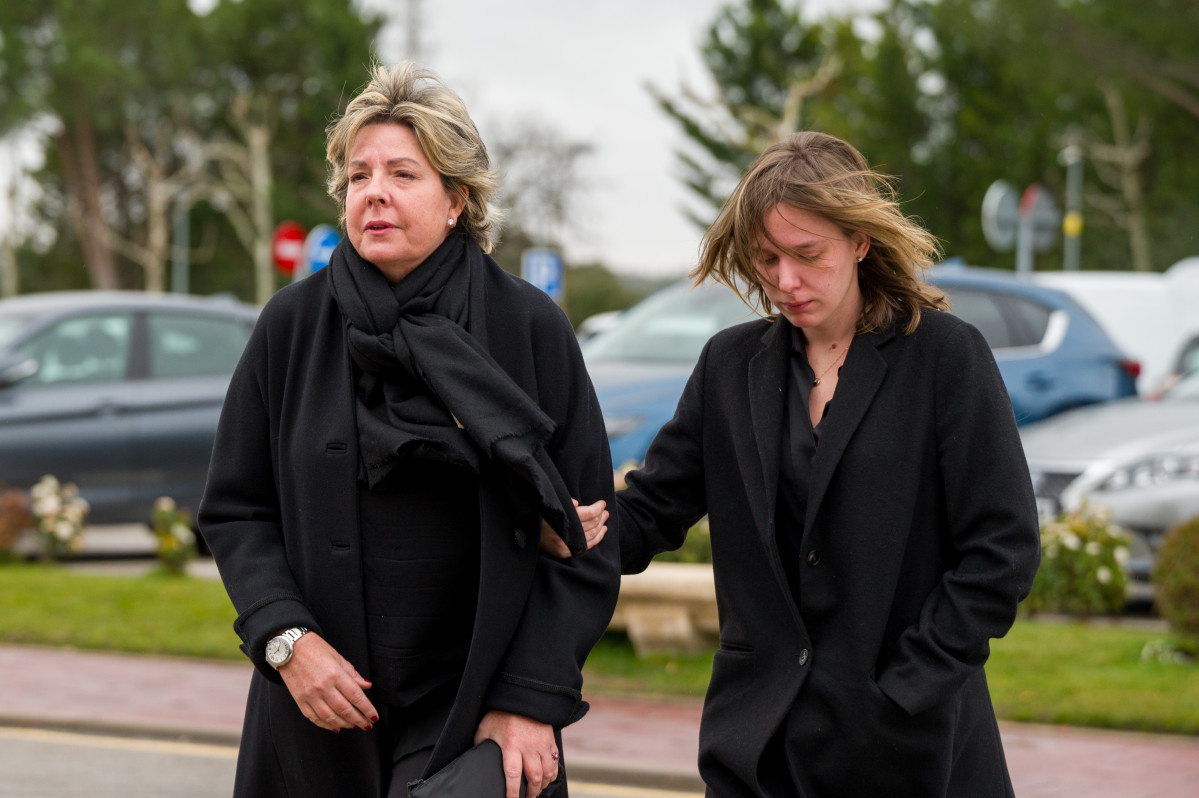 MADRID, 02/03/2024.- Simoneta Gómez-Acebo (i) y su hija, María, a su llegada al tanatorio La Paz-Tres Cantos de Madrid para visitar la capilla ardiente de Fernando Gómez-Acebo, primo del rey Felipe VI, quien ha fallecido en Madrid en la madrugada del sábado a los 49 años. EFE/ Fernando Villar