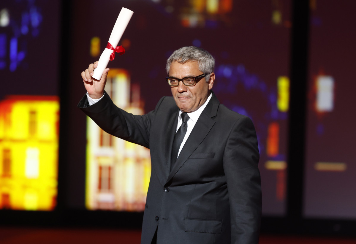 Cannes (France), 25/05/2024.- Mohammad Rasoulof accepts the 'Special Award for Best Screenplay' for 'The Seed of the Sacred Fig' during the closing and awards ceremony of the 77th annual Cannes Film Festival, in Cannes, France, 25 May 2024. The film festival runs from 14 to 25 May 2024. (Cine, Francia) EFE/EPA/SEBASTIEN NOGIER