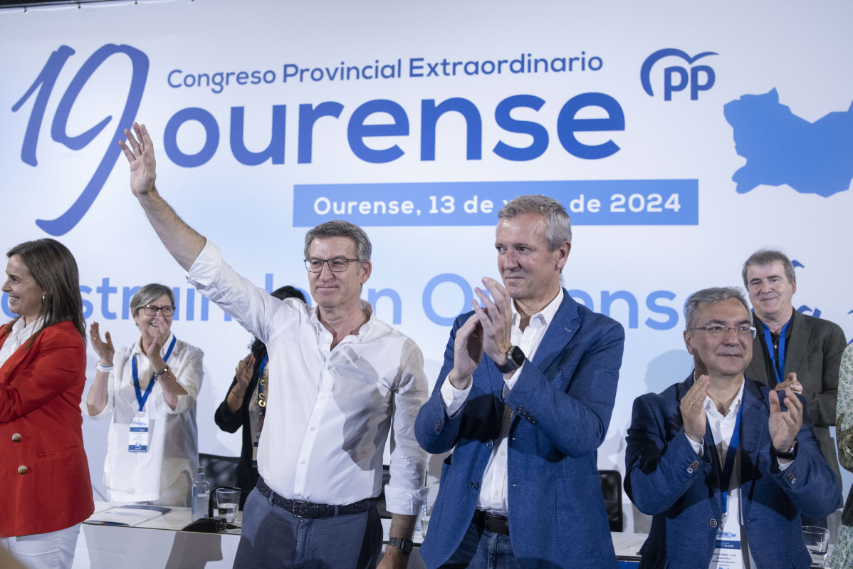 OURENSE (GALICIA), 13/07/2024.- El presidente nacional del Partido Popular, Alberto Núñez Feijóo (c-i), y el autonómico, Alfonso Rueda (c-d), clausuran el XIX Congreso Provincial del PP de Ourense