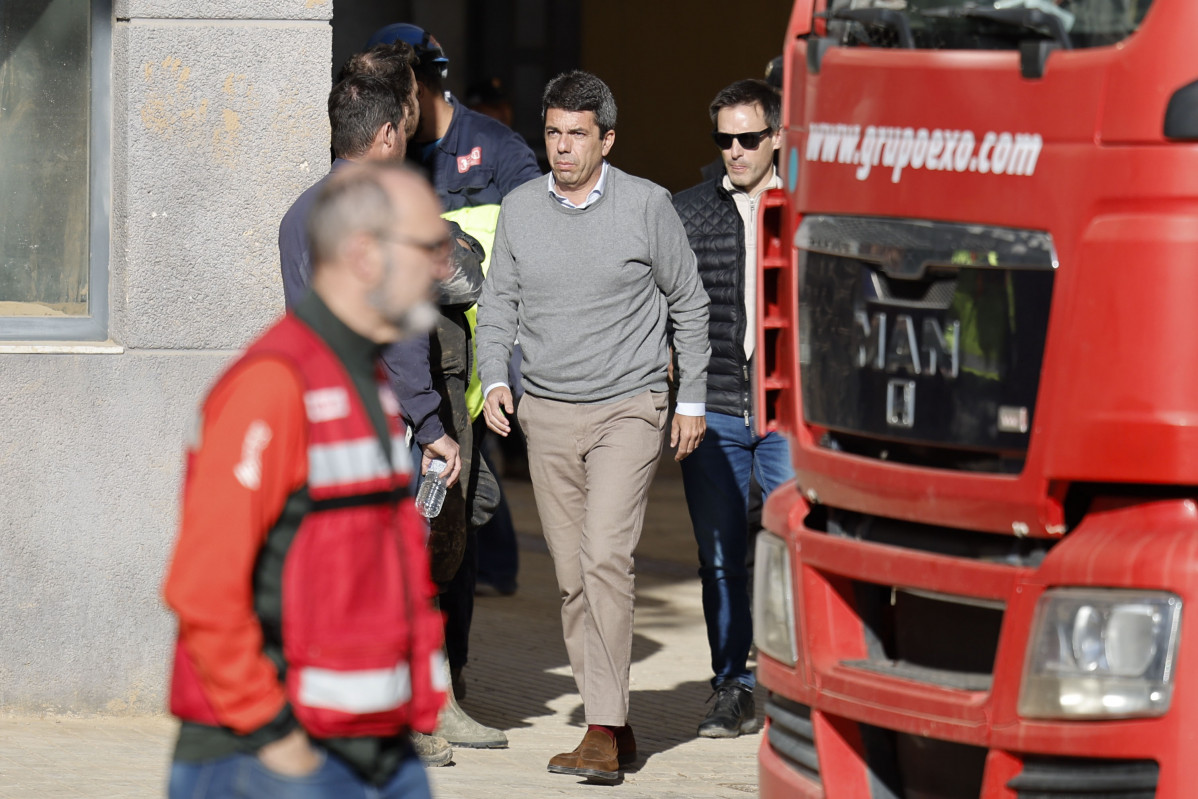 BENETÚSSER (VALENCIA), 18/01/2025.- El president de la Generalitat, Carlos Mazón (C), visita el lugar del suceso este sábado después de que una persona muriera y otra resultara herida al derrumbarse la escalera del garaje de un edificio situado en el municipio valenciano de Benetússer, uno de los afectados por la dana del pasado 29 de octubre. EFE/ Ana Escobar